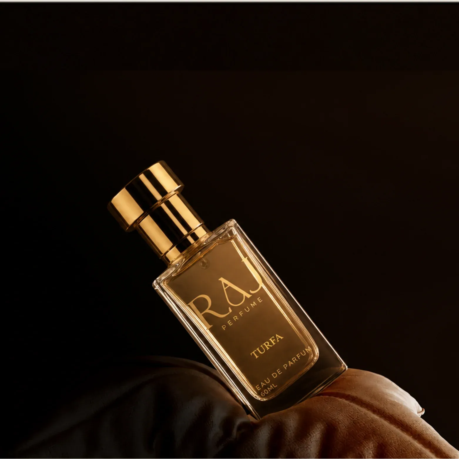 عطر تُرفة مائل على وسادة جلدية بنية بإضاءة درامية